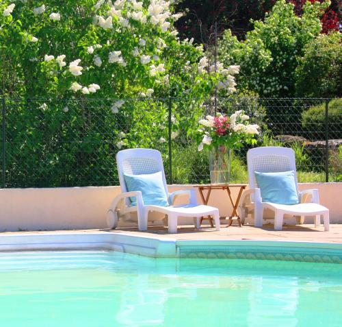 Peldbaseins, Domaine Charente Glamping Familyroom Le Jardin with external toilet & shower house & outdoor kitchen in Saint-Claud
