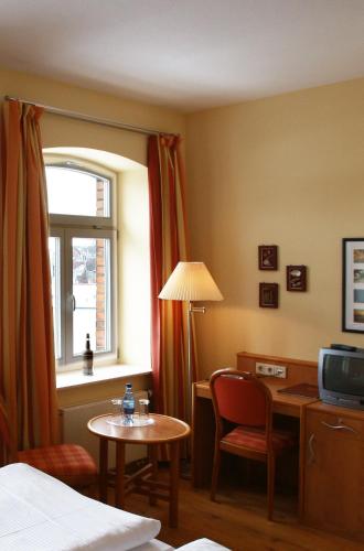 Standard Double or Twin Room image 3