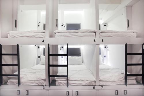 Single Pod in Male Shared Room image 10