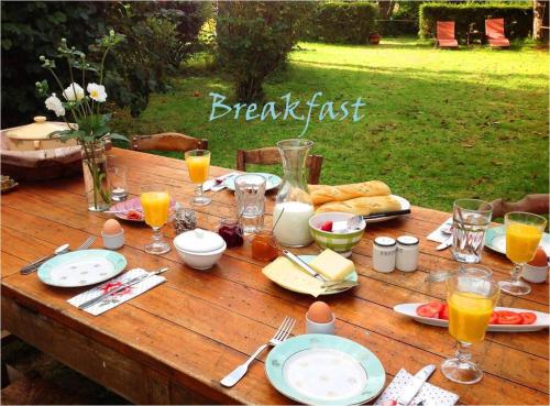 Dārzs, Domaine Charente Glamping Familyroom Le Jardin with external toilet & shower house & outdoor kitchen in Saint-Claud