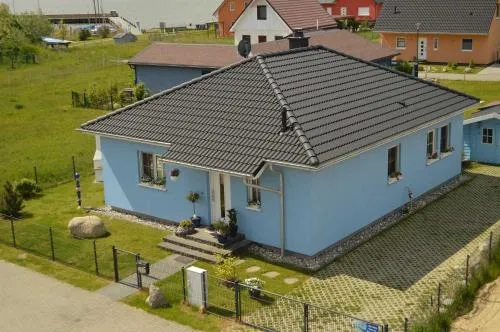 FH Das blaue Haus am Peenestrom in Peenemünde, Deutschland