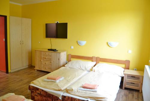 4 twin beds