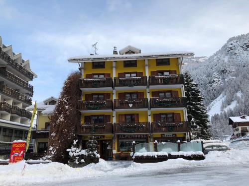 Albergo Alpenrose Ski&Bike Mountain Hotel