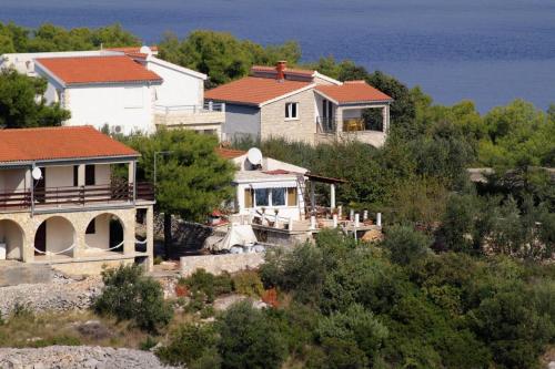 Apartments with a parking space Rogac Solta - 5165