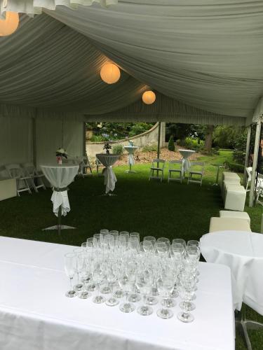 ห้องจัดเลี้ยง, River cottage in ทิลบาทิลบา