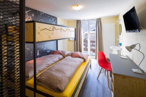 1 queen bed, 1 twin bed