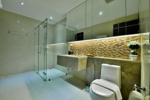 room detail thumbnail 2