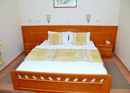 1 queen bed, 1 sofa bed
