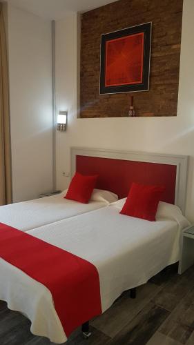 Hotel y Apartamentos Doña Lola - image 13