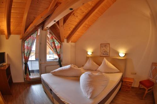 4 bedrooms, 6 beds