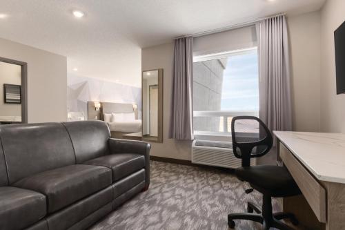 Days Inn by Wyndham Calgary North Balzac Room Type - King Suite - Non-Smoking Days Inn by Wyndham Calgary North Balzac Room Type - King Suite - Non-Smoking