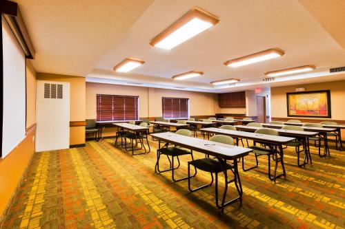 AmericInn by Wyndham Monmouth - image 12