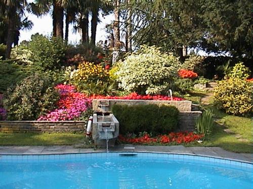 A-Prestigiosa villa bifamiliare con piscina in Cassago Brianza