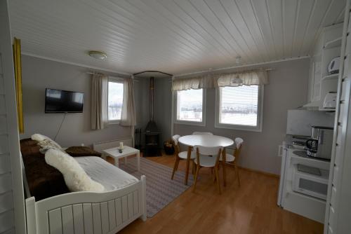 Kitchen, Guesthouse Haltinmaa in Kilpisjarvi