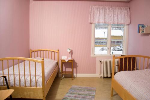 2 twin beds