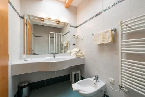 Double or Twin Room with Mountain View