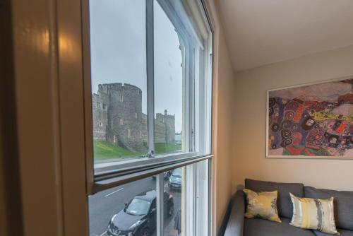 Central Windsor Apartment Facing the Castle photo 1