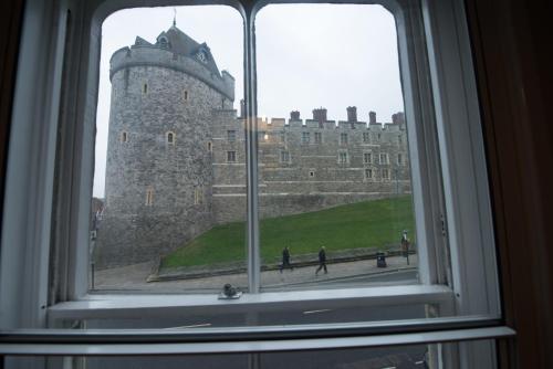 Central Windsor Apartment Facing the Castle - image 12