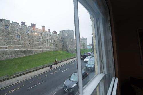 Central Windsor Apartment Facing the Castle - image 4