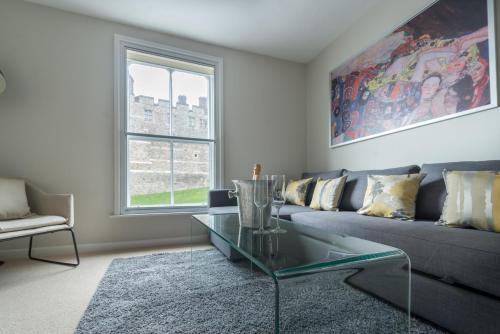 Central Windsor Apartment Facing the Castle photo 4