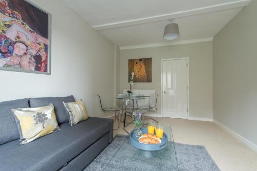 Central Windsor Apartment Facing the Castle - image 9