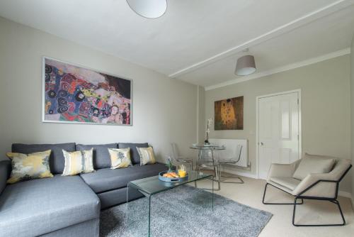 Central Windsor Apartment Facing the Castle - image 3