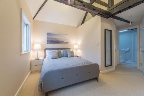 Central Windsor Apartment Facing the Castle - image 2