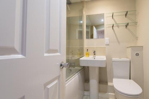 Central Windsor Apartment Facing the Castle - image 14