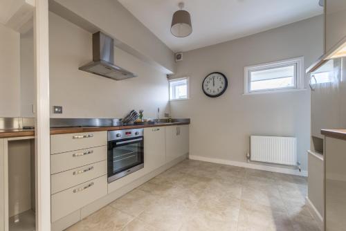 Central Windsor Apartment Facing the Castle - main image