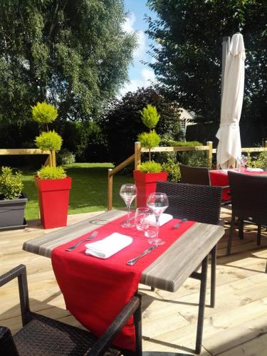 Logis Hôtel Restaurant Le Gue Du Holme – Saint-Quentin-sur-le-Homme, IA