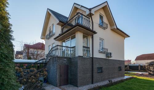 Ieeja, Villa de Jardin in Sviatopetrivske