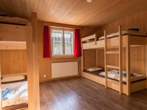 1 queen bed, 2 twin beds