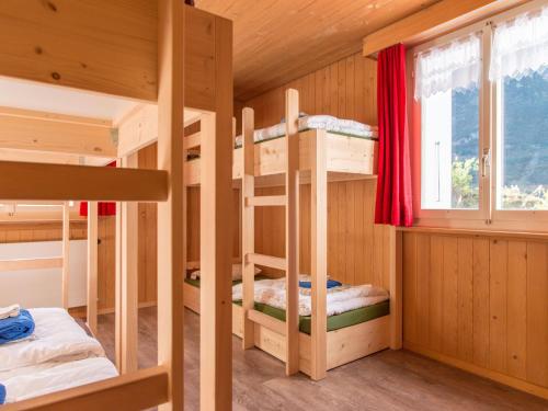 1 queen bed, 4 bunk beds