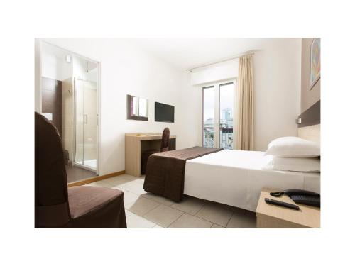 1 queen bed, 1 bunk bed