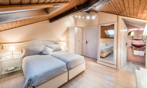 2 twin beds