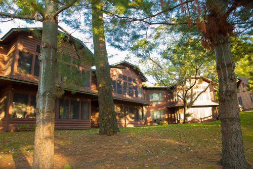 Exterior view, Ruttger's Bay Lake Resort in Deerwood (MN)