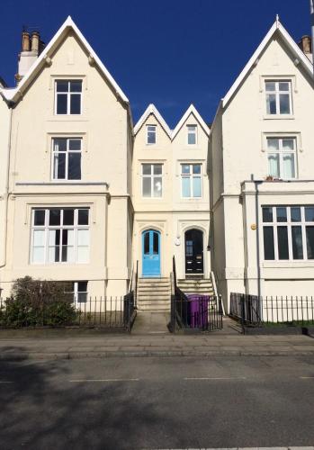 Square Tree House - image 6