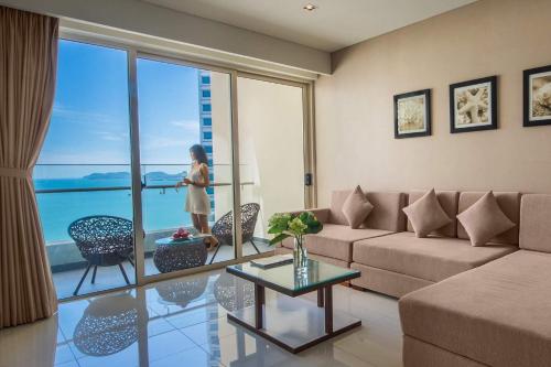 . Luxury Sea View Apartment