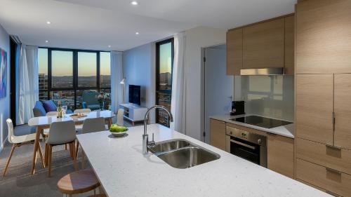 廚房, 寬灘安凡尼公寓 (Avani Broadbeach Residences) in 布羅德比奇