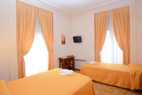 Twin Room image 7