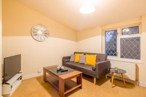 Intrare, Skyline Serviced Apartments - Colestrete in Stevenage