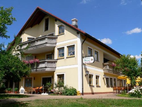 Landgasthof Zum Schloss - Accommodation - Birgland