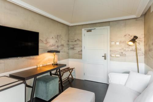 Room Mate Emir - main image