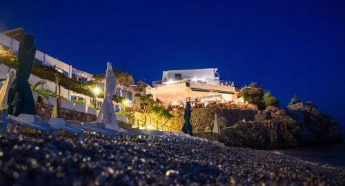 Beach Hotel - image 9