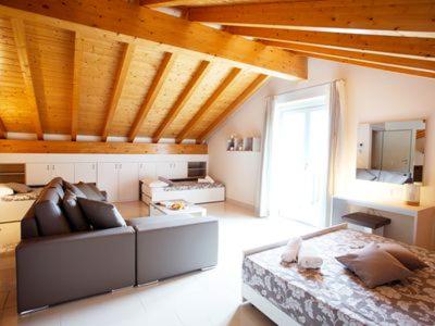 Apartment 5 - Overlooking Isola Comacina. Spacious living ideal for families of up to 10