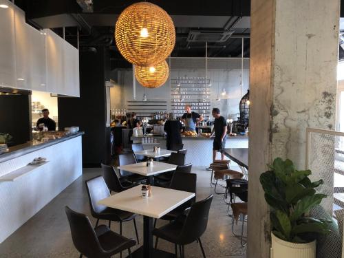 Restaurante, Ramada Suites by Wyndham Queenstown Remarkables Park in Frankton