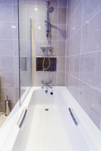 Suite Life Serviced Apartments - Old Town - image 3