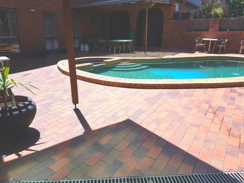 Swimming pool, Hotel Cavalier in Wantirna