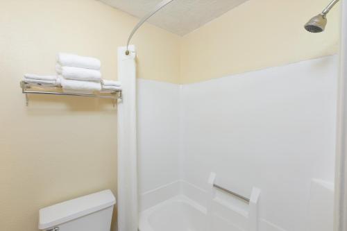 Super 8 by Wyndham Indianapolis - image 3