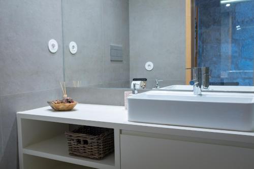 HOMEinTOWN Almada - Downtown Elegant Apartment - Terrace AC & WIFI, Porto (fotografie 10)